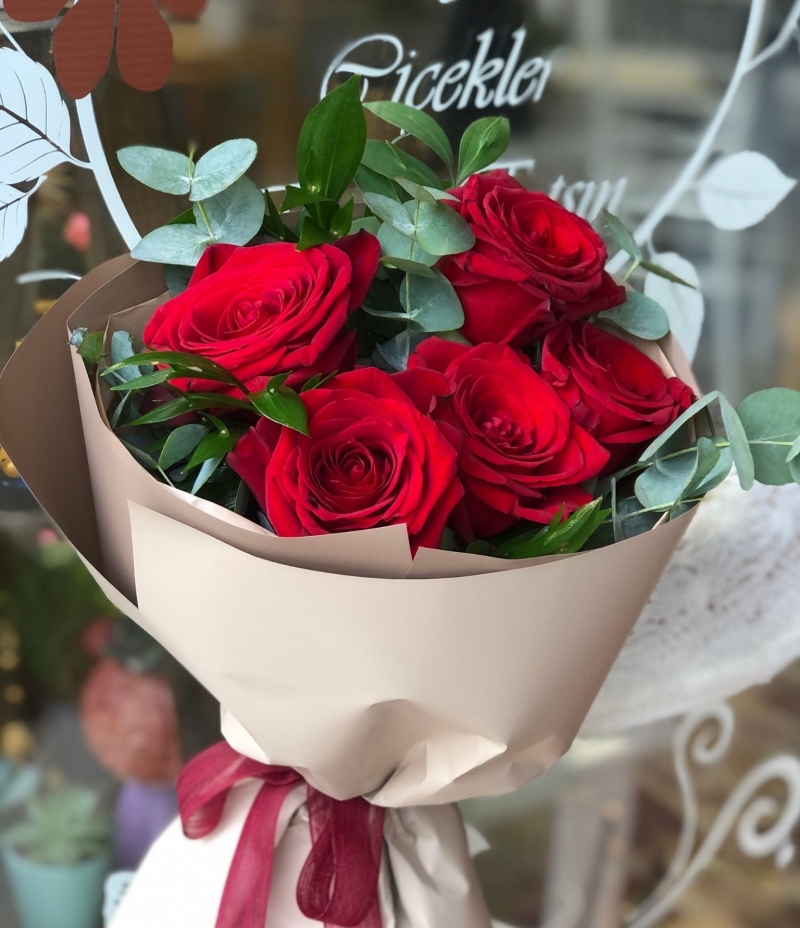 5' li İthal Ekvator Kırmızı Gül Buketi 
